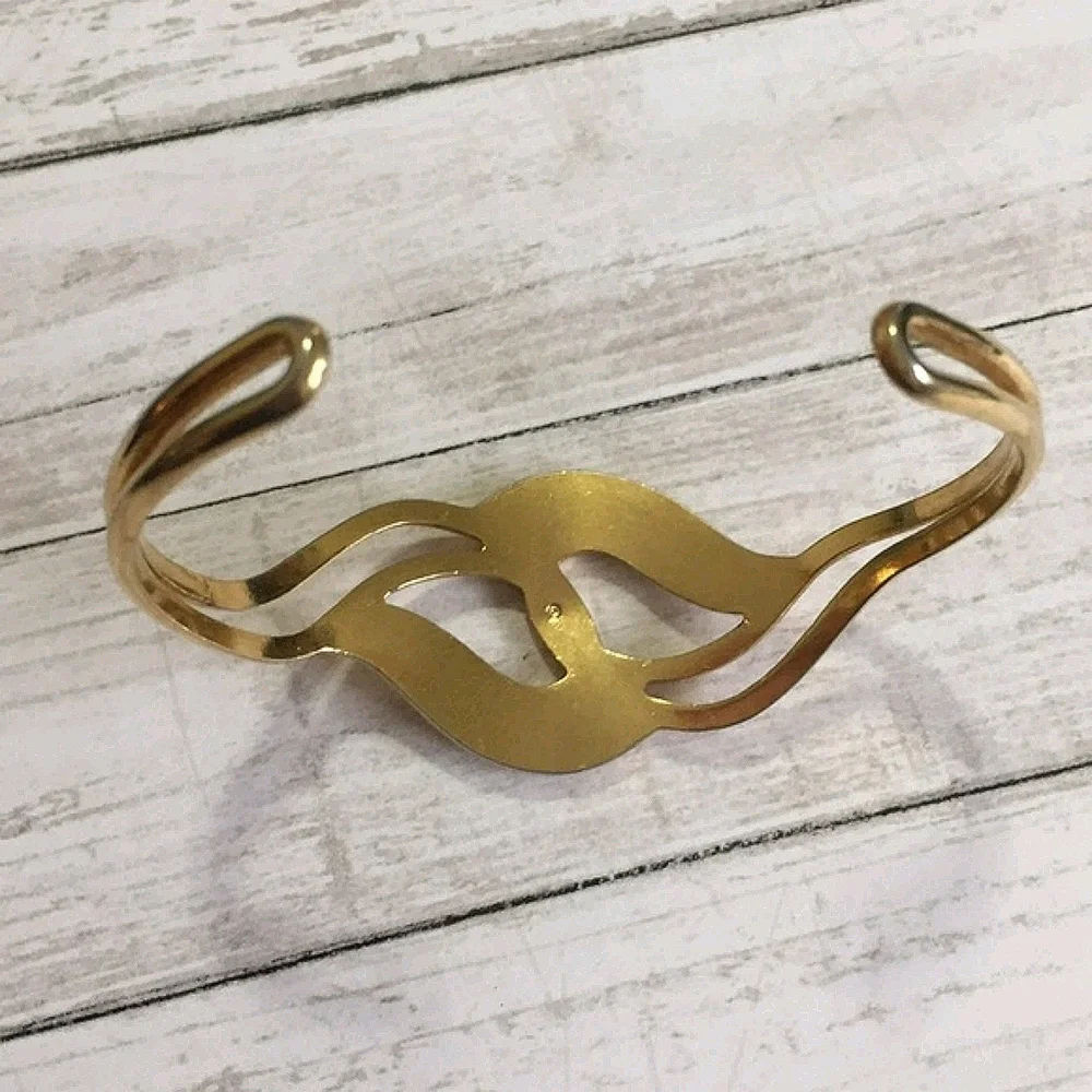 Vintage Avon Gold and enamel vintage bracelet cuff bracelet